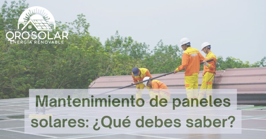 Técnico realizando mantenimiento preventivo a paneles solares en instalación residencial